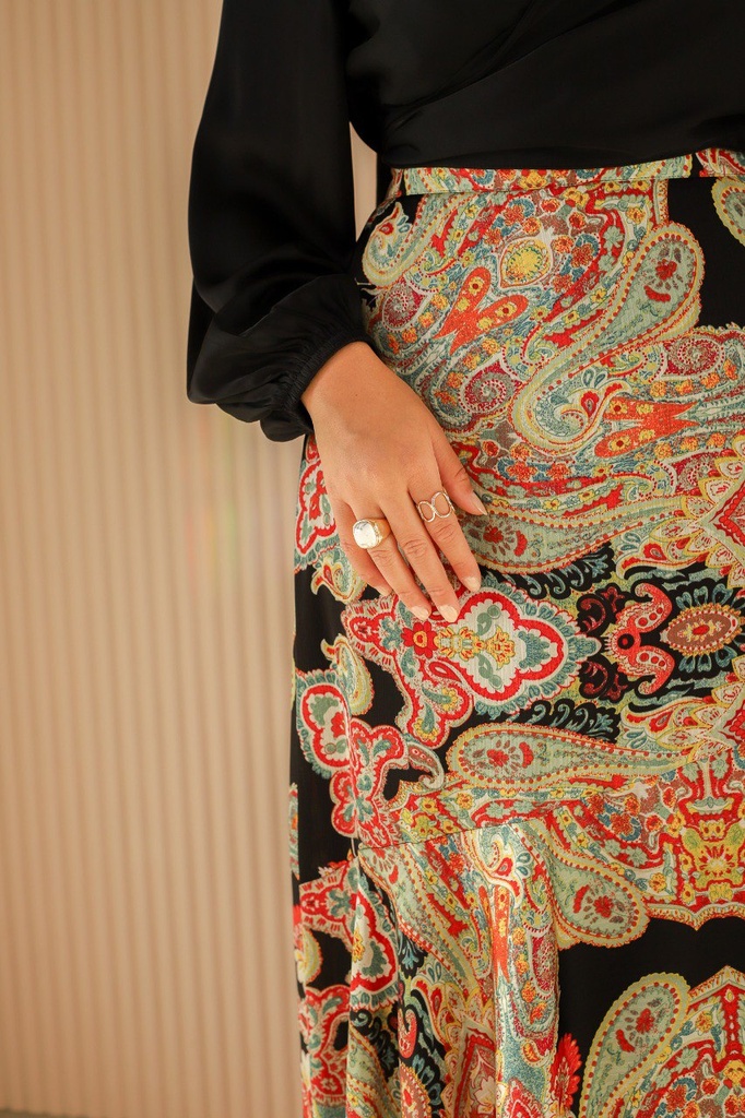 Порно күйеуі әйелін екі қара жігітке берді, сосын олардың спермасын жалады